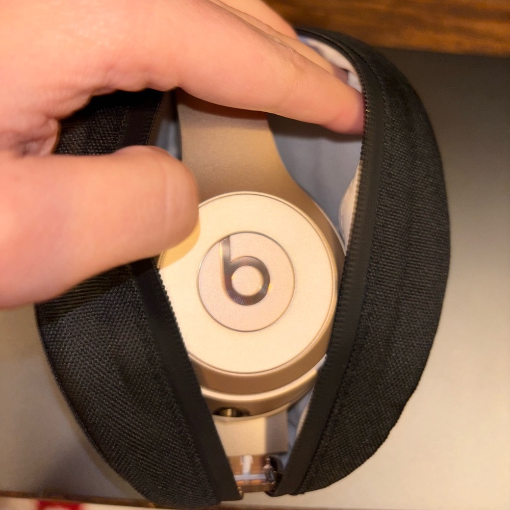 Beats Solo 3, barely used comes with carrying case